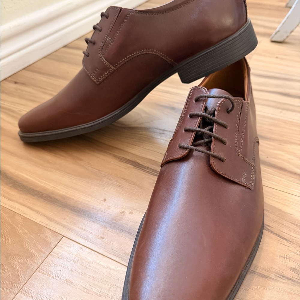 Clarks Men's Rich Brown Leather Oxfords - Picture 2 of 4